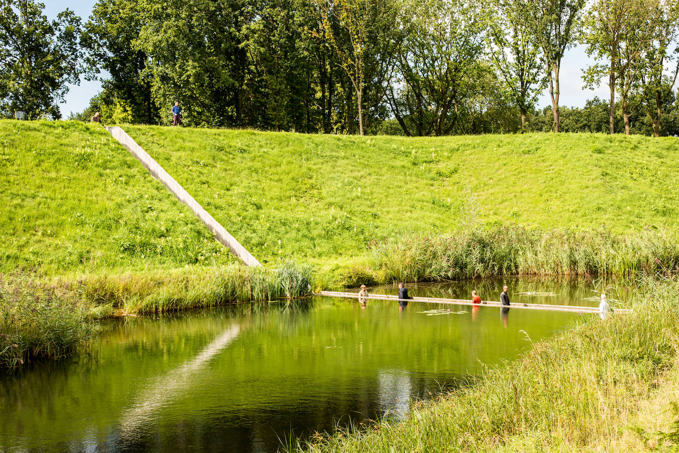 El puente de Moisés (Halsteren, Países Bajos) | Este puente que se encuentra cerca de Halsteren se abre entre las aguas. De ahí su nombre, Moses Bridge. Permite a los visitantes llegar a Fort De Roovere por debajo del nivel del agua.