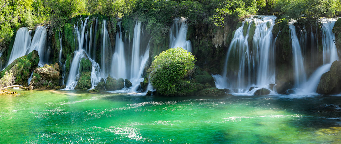 Cascadas de Kravice (Bosnia-Herzegovina) | Varias cascadas, cuya agua cae a más de 25 metros de altura sobre el río Trezibat, forman este maravilloso espectáculo. Un tesoro escondido que se encuentra cobijado por la espesura de los árboles y la vegetación que le rodea.