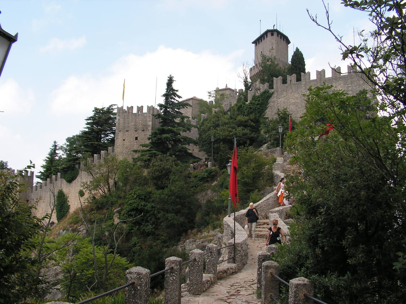 Subir al castillo -en la imagen-, engullido por la vegetación, y disfrutar de las vistas es algo fascinante.