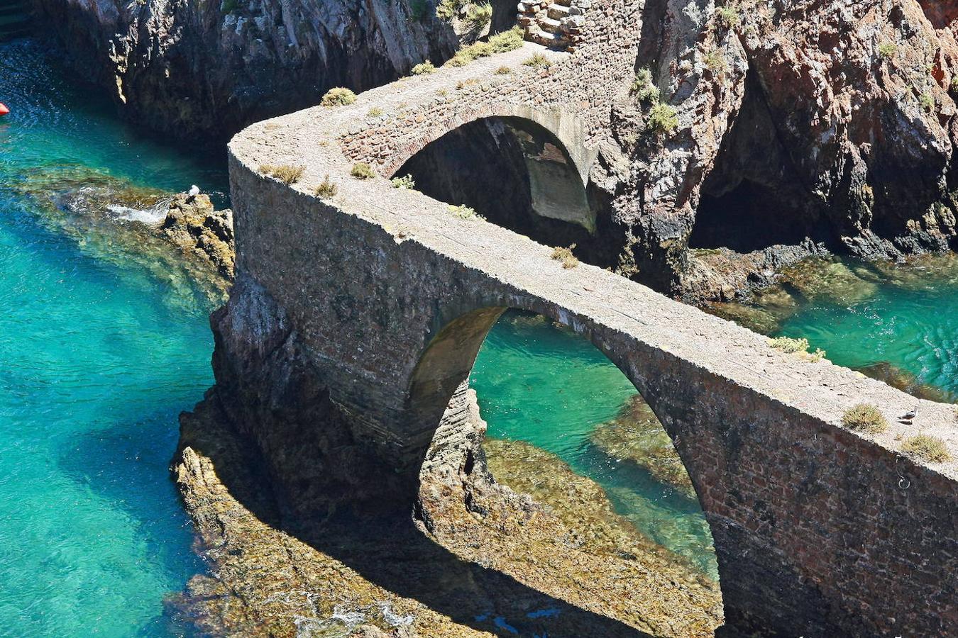 Esta isla está llena de grutas y senderos que llevan a lugares tan misteriosos como la fortaleza de San João Baptista -en la imagen-.