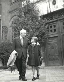 Imagen secundaria 2 - Arriba, fotografía de Juan José Garay: su suegra, Ana Acítores, rodeada de sus nueve nietos. Abajo. Gloria Gil Garay, con recortes y fotogrfías de su abuelo y Gloria Gil y su abuelo Juan José Garay, a la salida del Colegio de La Enseñanza.