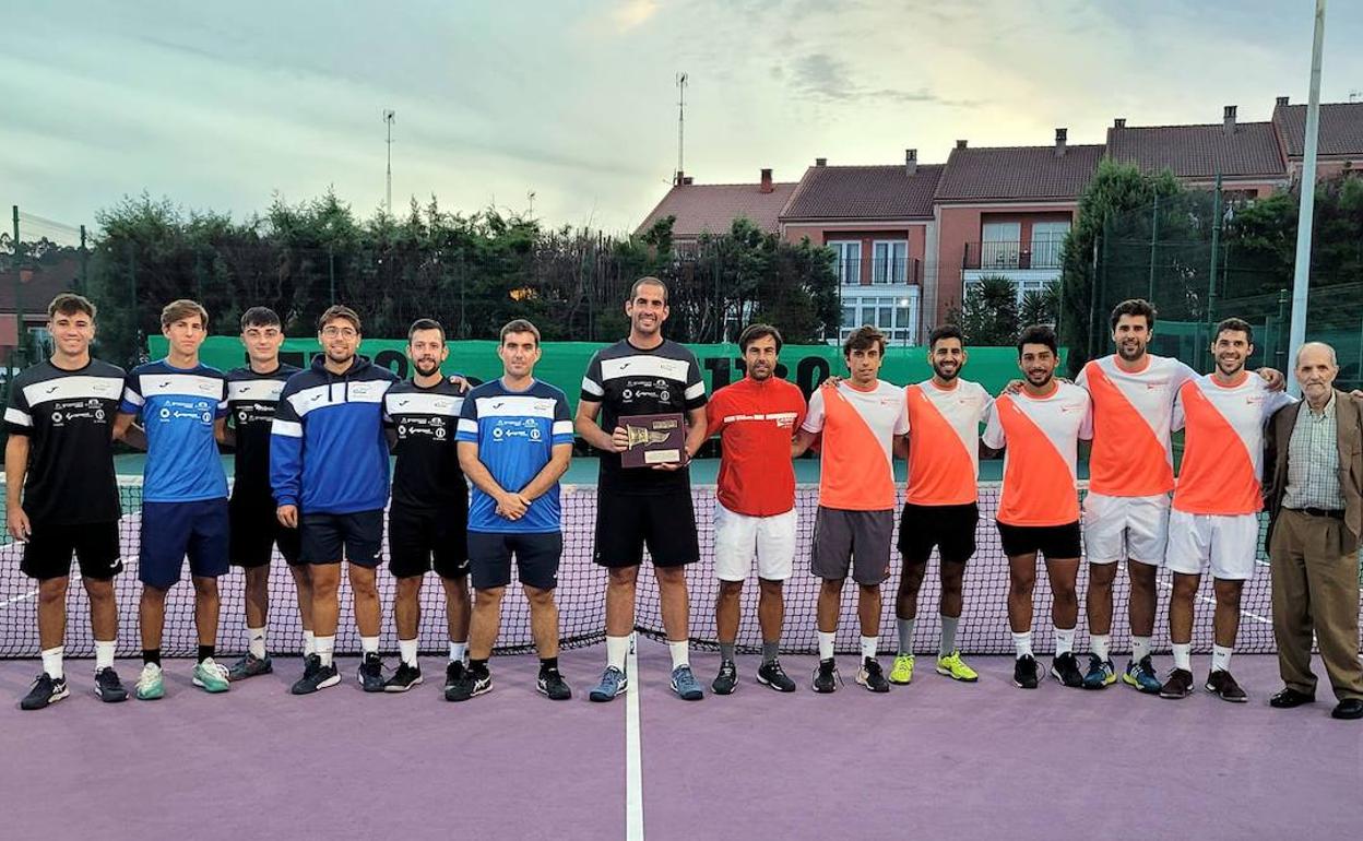 Los equipos de Alba de Tormes y A Coruña posan antes de su duelo. 