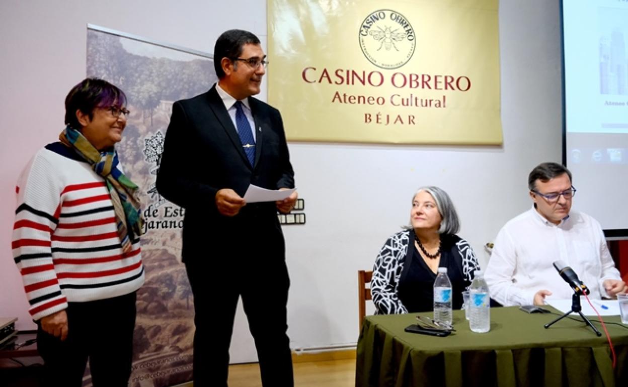 La presidente del CEB, el presidente del Casino Obrero, la viróloga y el periodista Ignacio Coll Tellechea. 