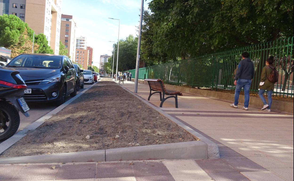 La nueva acera y el parterre que bordean la valla del colegio Giner de los Ríos de la calle Rastrojo. 