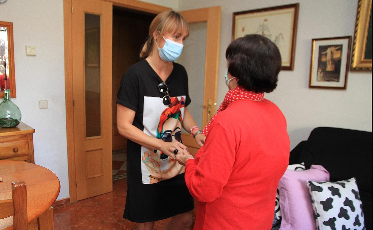 Angelines recibe en su casa la visita de una trabajadora del servicio de ayuda a domicilio.