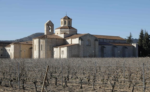 Iglesia del monasterio de Santa María de Valbuena rodeada de viñas. 
