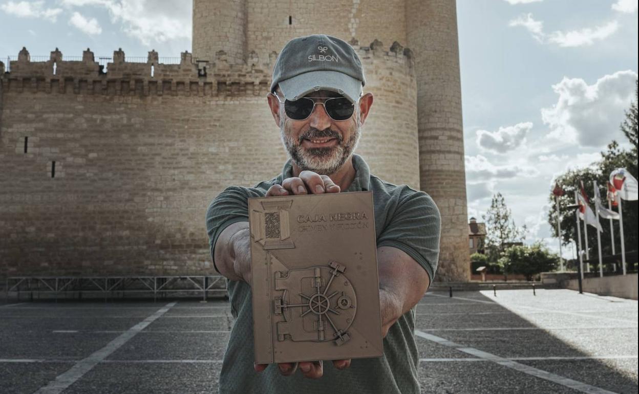 Antonio Cela posa con el símbolo de las jornadas 'negras' ante el Castillo de Fuensaldaña. 