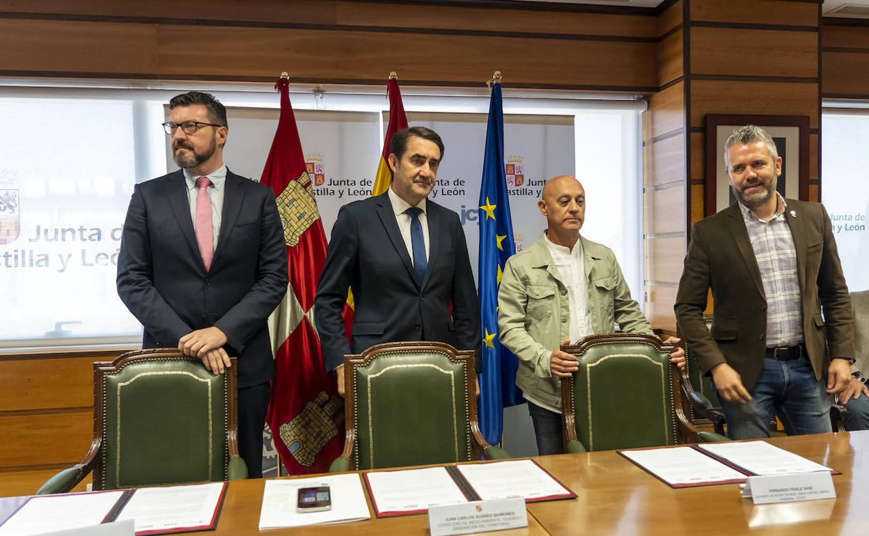 El consejero de Medio Ambiente, entre representantes de CEOE, CC OO y UGT.