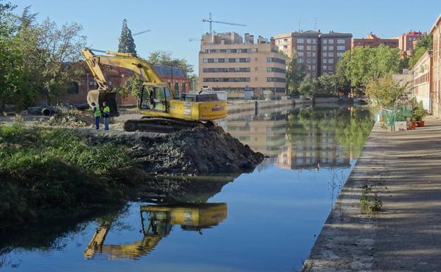 Una excavadora, sobre el dique provisional, abierto ya para permitir el paso del agua a la dársena. 