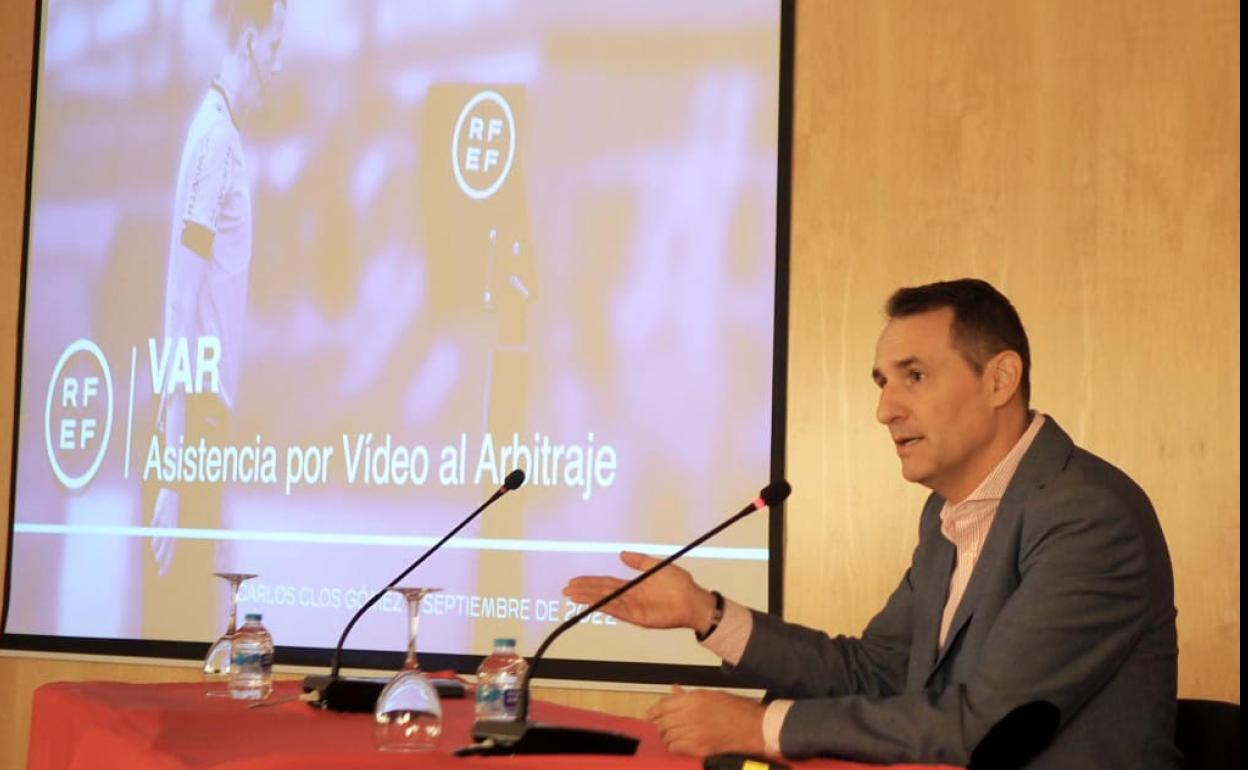 Clos Gómez, director del proyecto VAR, durante sus explicaciones. 