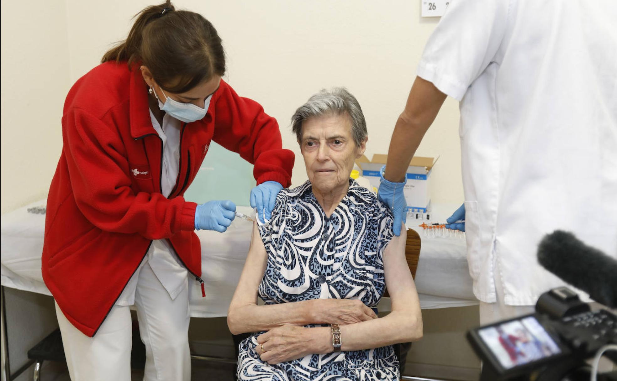 Hilaria Antonino Cuadrado, primera usuaria de la residencia de las Carmelitas Teresianas en recibir la vacuna este lunes. 