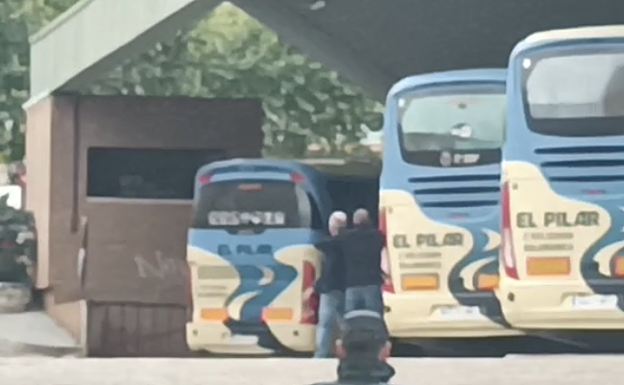 Un momento del simulacro en el que se aprecia cómo un hombre apunta con un arma a otro. 