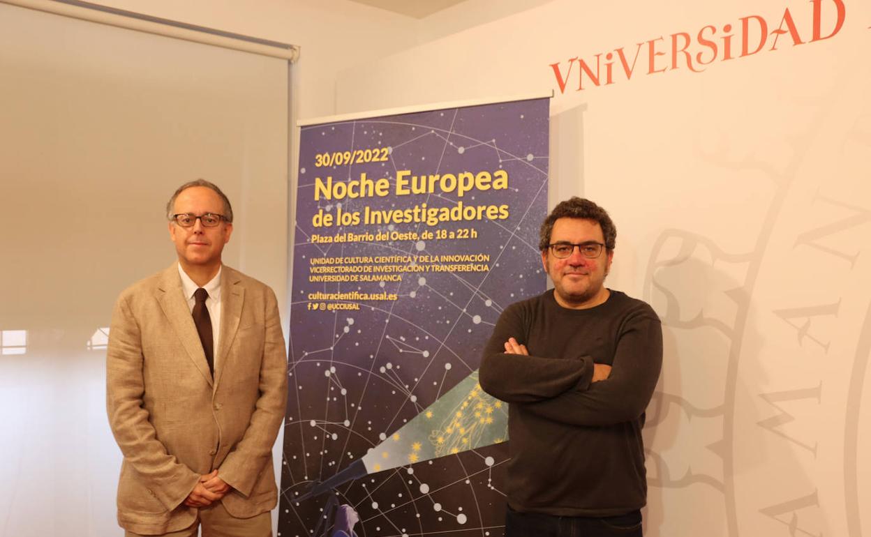 De izquierda a derecha, el vicerrector de Investigación y Transferencia de la Universidad de Salamanca, José Miguel Mateos Roco y el coordinador de la Unidad de Cultura Científica y de la Innovación de la USAL, Miguel Battaner