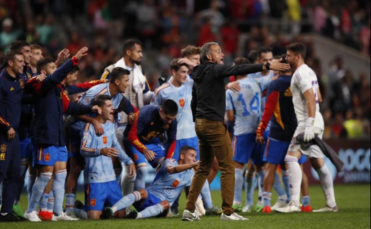 Luis Enrique celebra junto a sus jugadores la victoria en Portugal.