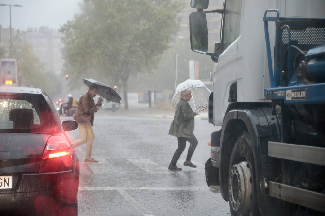 Fotos: La tormenta descarga sobre Valladolid a primera hora de la tarde del jueves