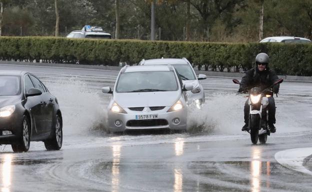 Balsas de agua en la avenida de Salamanca, a la altura del puente de Hispanoamérica. 