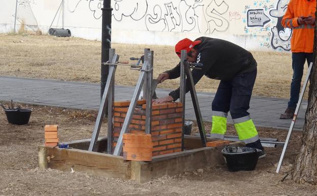 Construcción del monolito para la colocación de la primera piedra de la sede de la Once. 