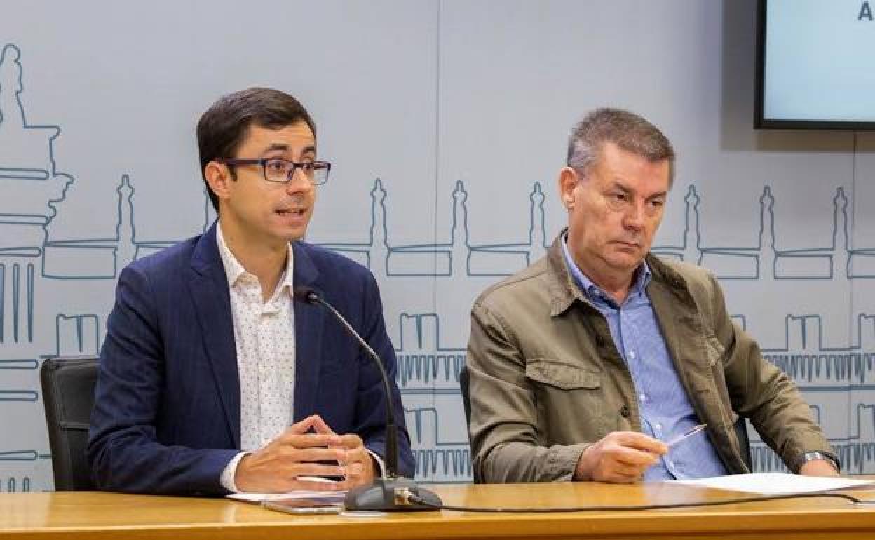 El portavoz municipal del PSOE, José Luis Mateos, y el concejal Marcelino García.