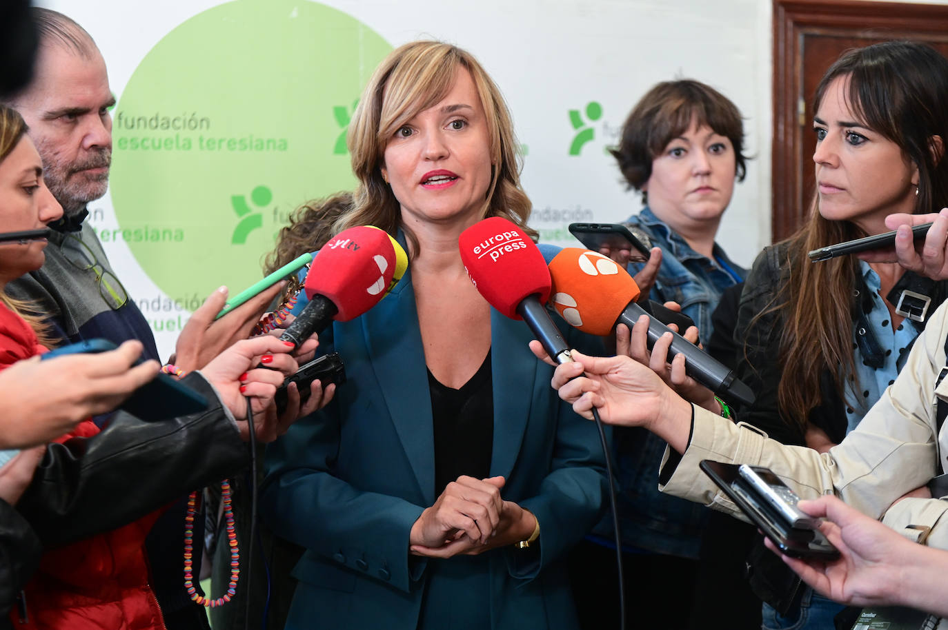 Fotos: La ministra de Educación participa en un programa de radio en las Teresianas, Valladolid