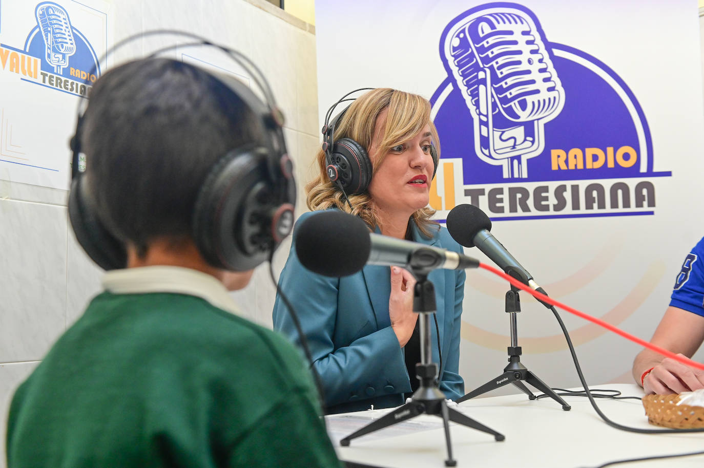 Fotos: La ministra de Educación participa en un programa de radio en las Teresianas, Valladolid