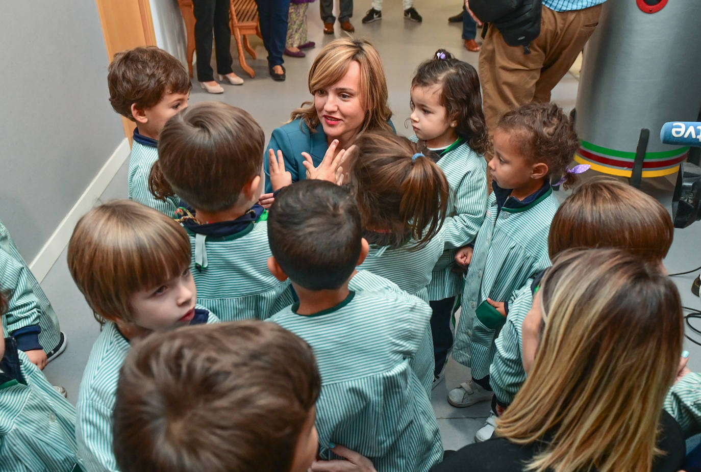 Fotos: La ministra de Educación participa en un programa de radio en las Teresianas, Valladolid