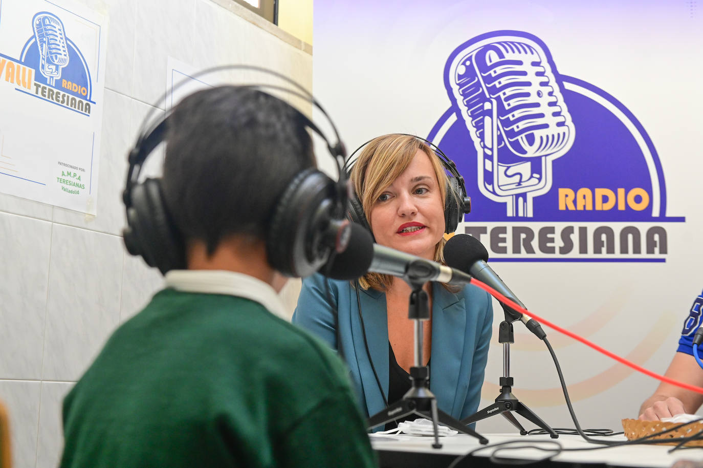 Fotos: La ministra de Educación participa en un programa de radio en las Teresianas, Valladolid