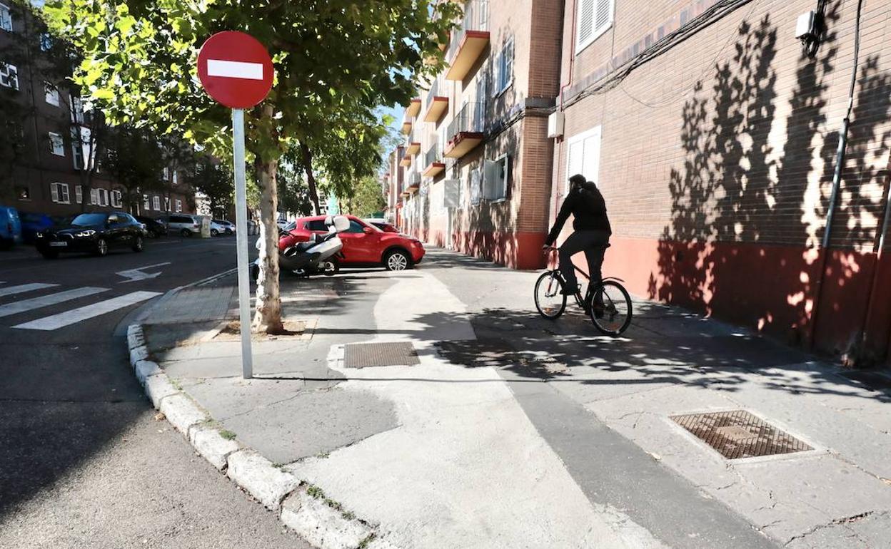 Una de las aceras parcheadas de la avenida Reyes Católicos. 