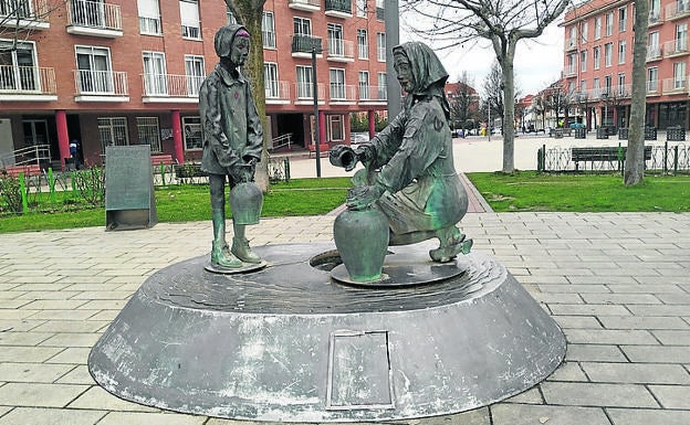 'Fuente Juana', de Ángel Membiela, en la Plaza de la Cruz de La Cistérniga.