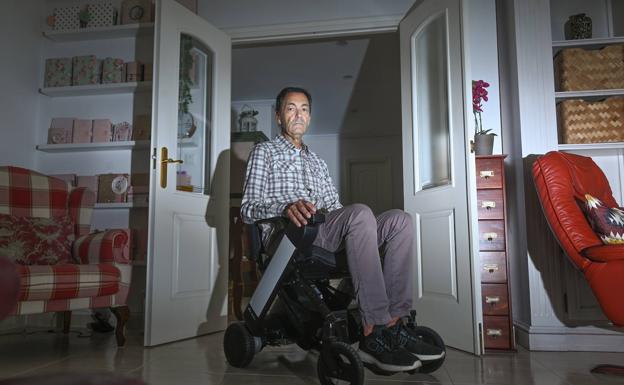 Julio García Rodríguez, en su casa en Santovenia.