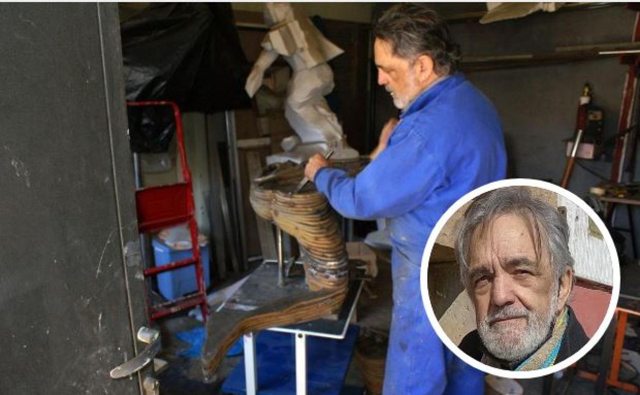 Ángel Membiela trabaja en el taller de su casa en la localidad palentina de Mave. 
