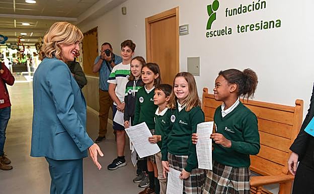 La ministra de Educación, junto con Gonzalo, Irene, Valeria, Diego, Julia y Nora, sus entrevistadores 