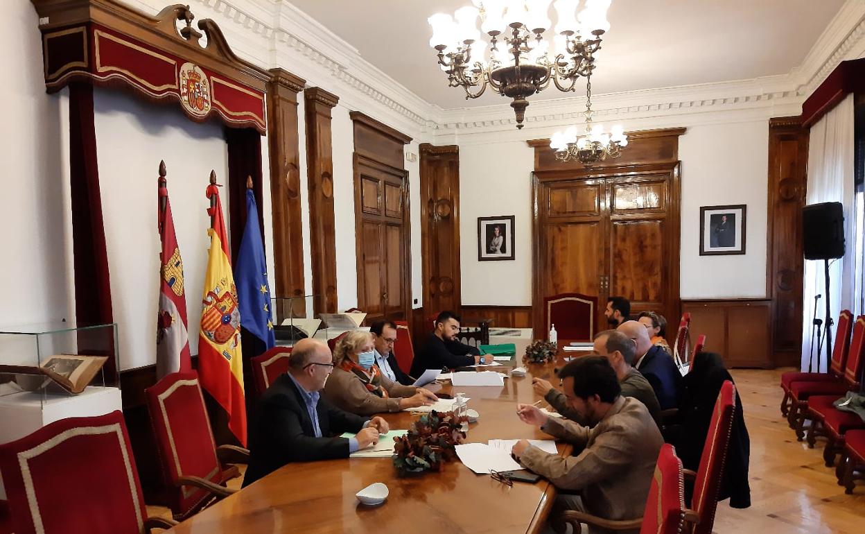 Un momento de la reunión en la Subdelegación del Gobierno en Salamanca.