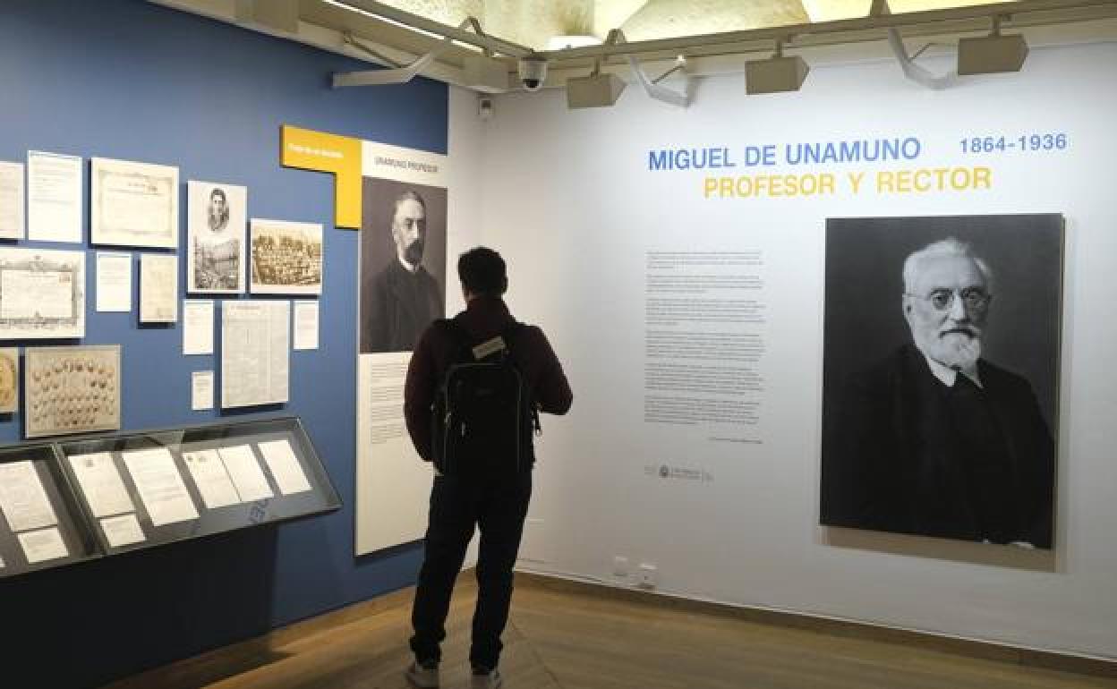 Una panel de la muestra sobre la trayectoria de Unamuno en la Usal