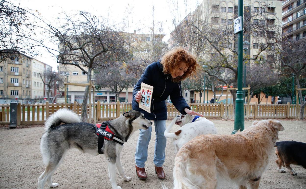 La concejala Ana Suárez acaricia a unos perros .