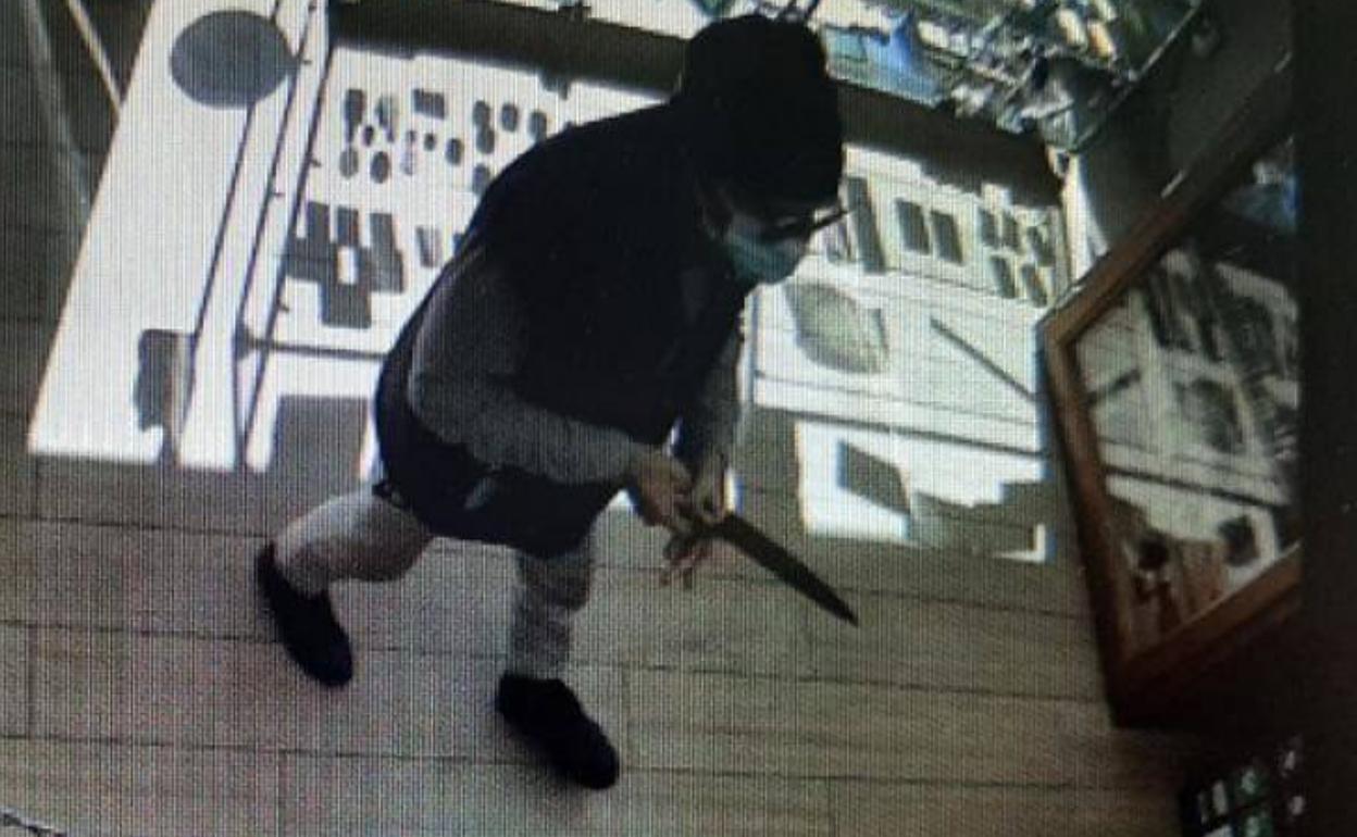 El atracador, capturado por las cámaras de uno de los estancos en los que robó.