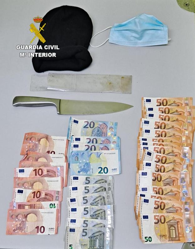 Efectos intervenidos por la Guardia Civil al atracador.