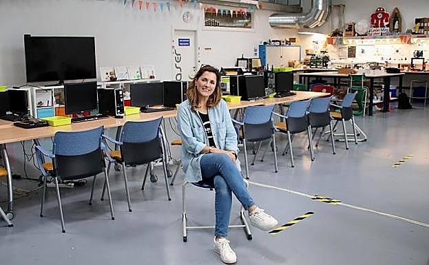 Nuria Robles posa en la nave principal de Fab Lab.