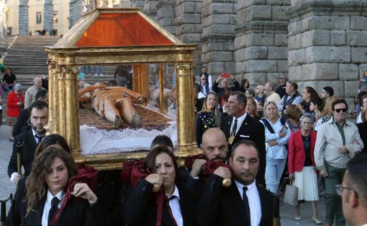 La procesión, junto al Acueducto. 