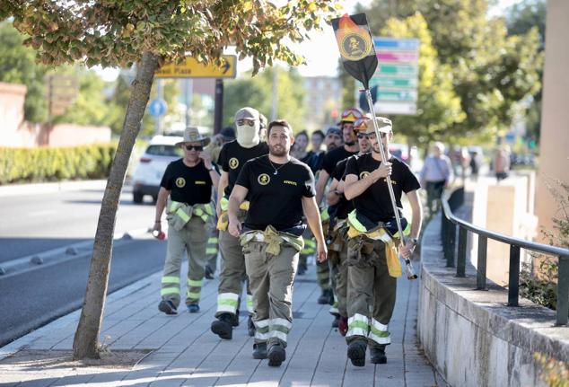 Fotos: Concentración de los bomberos forestales en Valladolid para exigir un «operativo permanente»