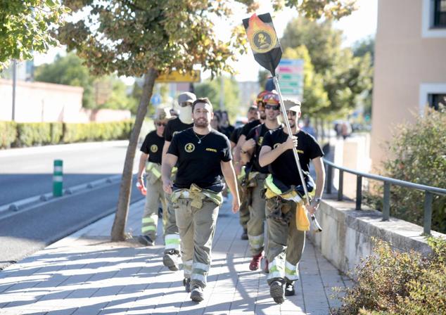 Fotos: Concentración de los bomberos forestales en Valladolid para exigir un «operativo permanente»