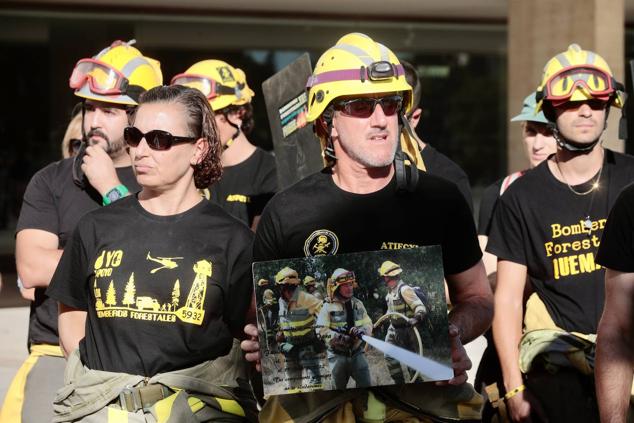 Fotos: Concentración de los bomberos forestales en Valladolid para exigir un «operativo permanente»