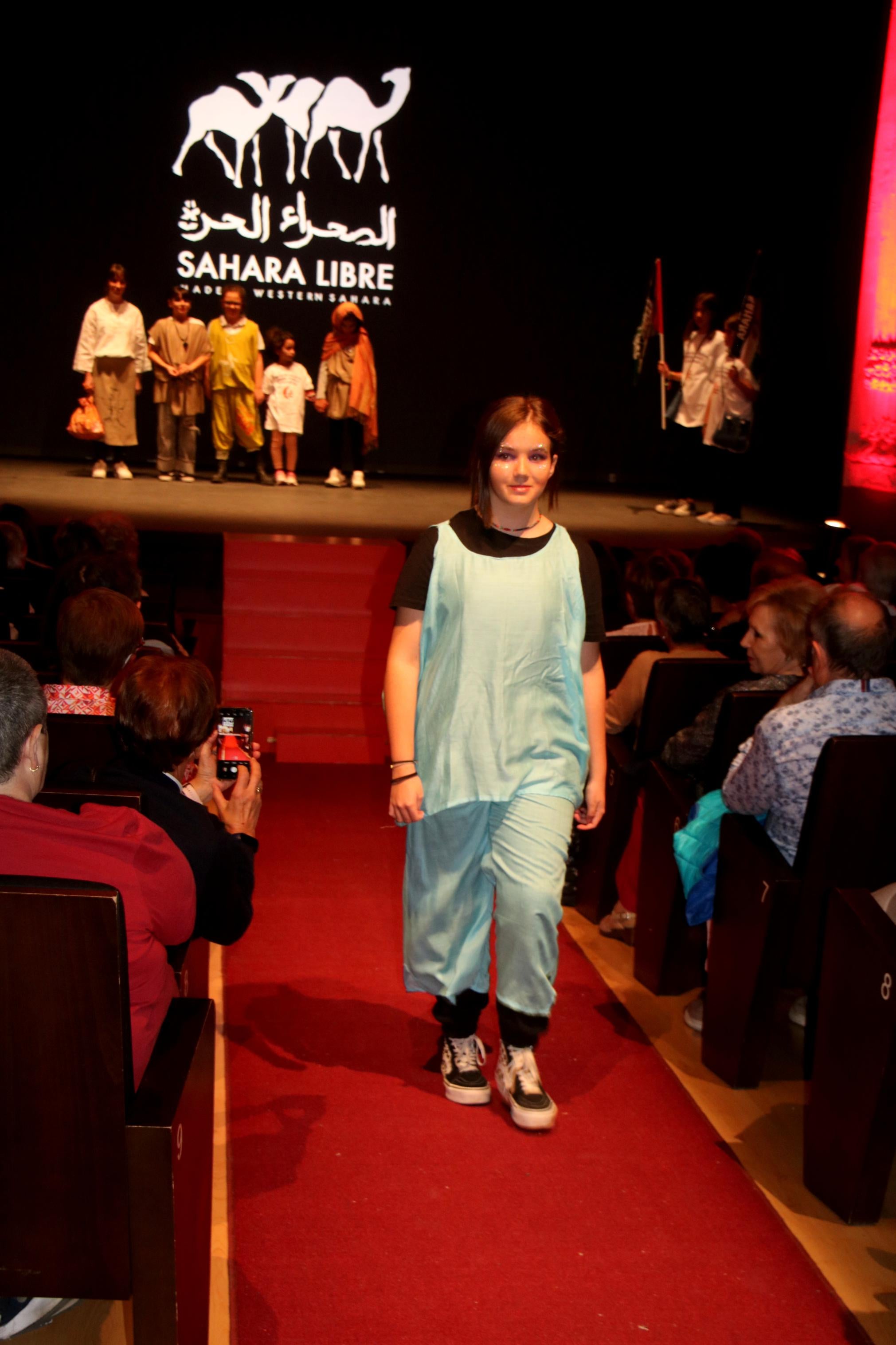 Los palentinos se volcaron con el desfile de moda organizado por la Asociación Palentina con el Pueblo Saharaui