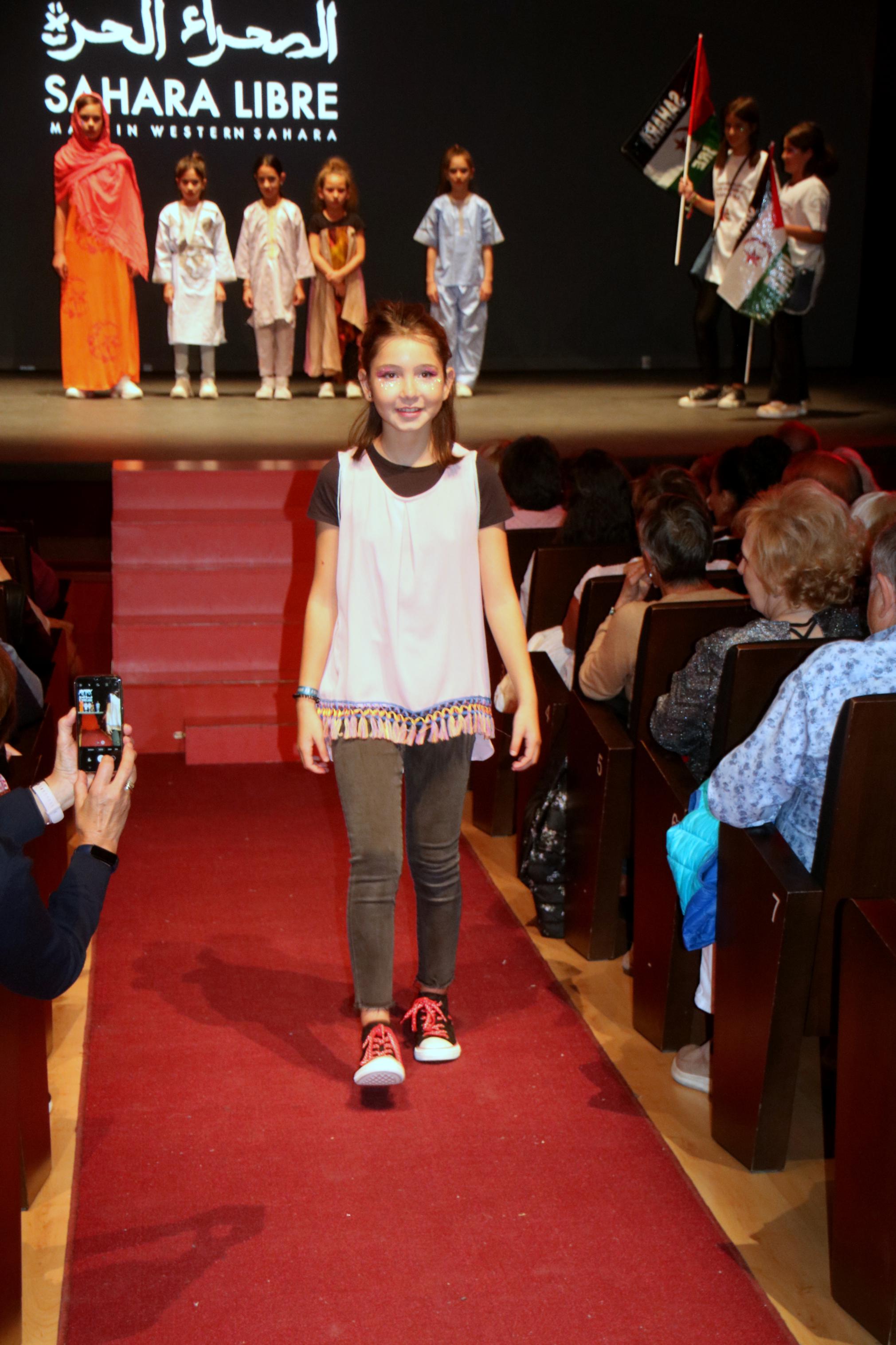 Los palentinos se volcaron con el desfile de moda organizado por la Asociación Palentina con el Pueblo Saharaui