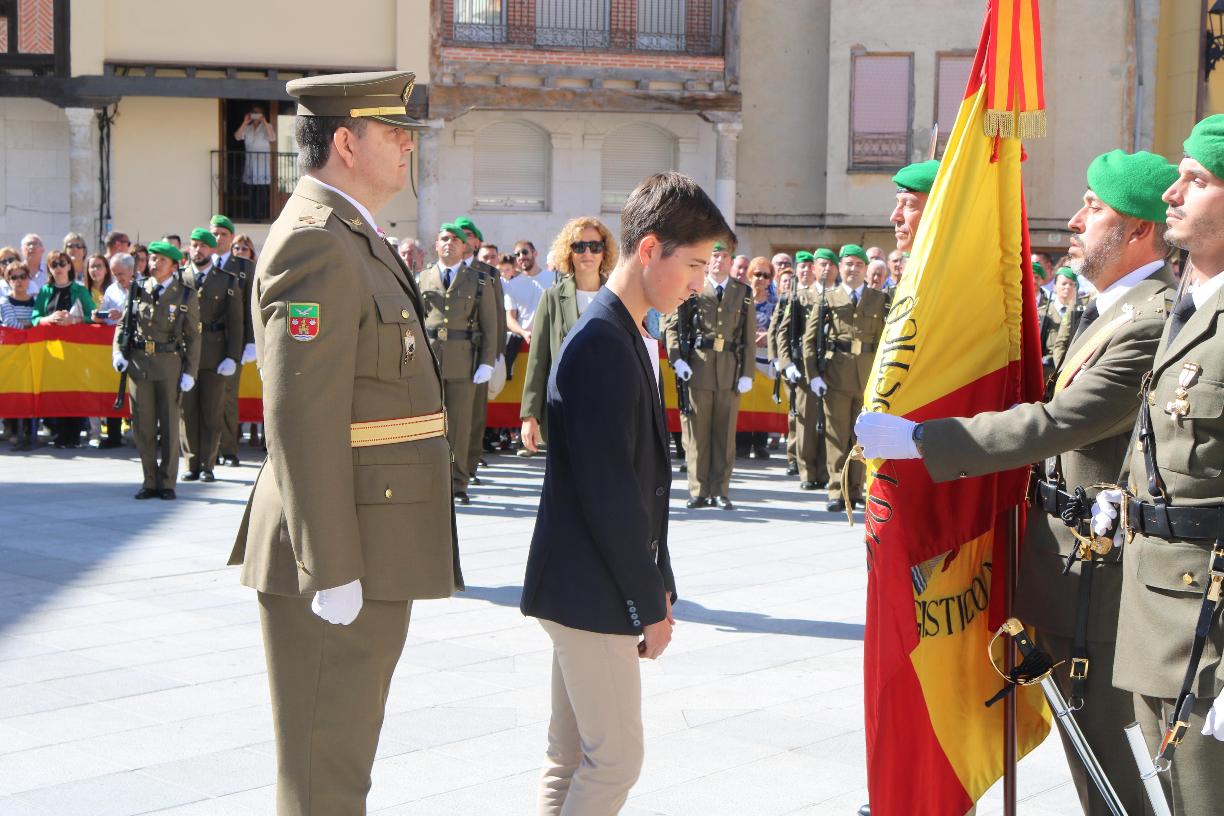 Alrededor de ochenta personas juran ante la Enseña Nacional