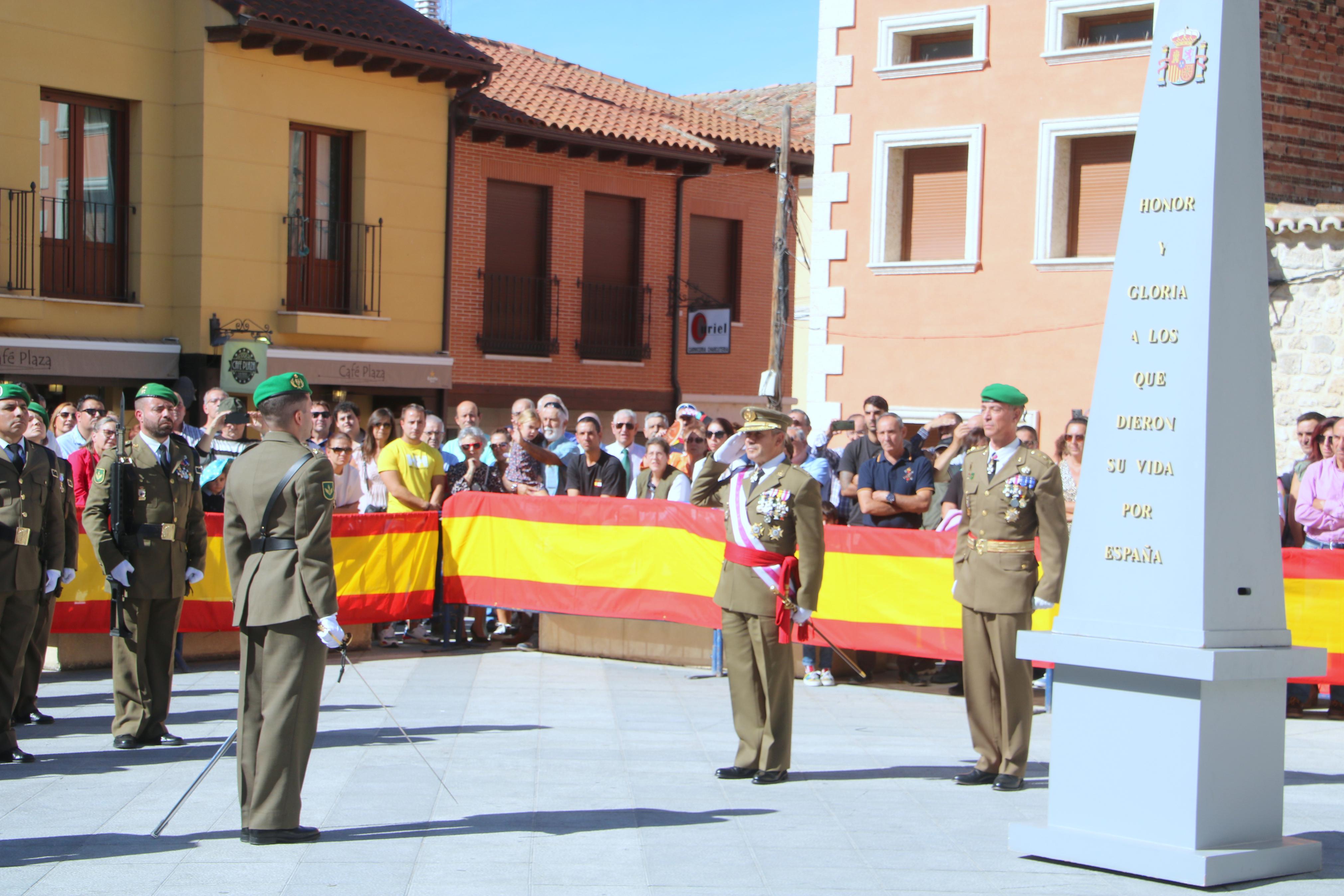 Alrededor de ochenta personas juran ante la Enseña Nacional