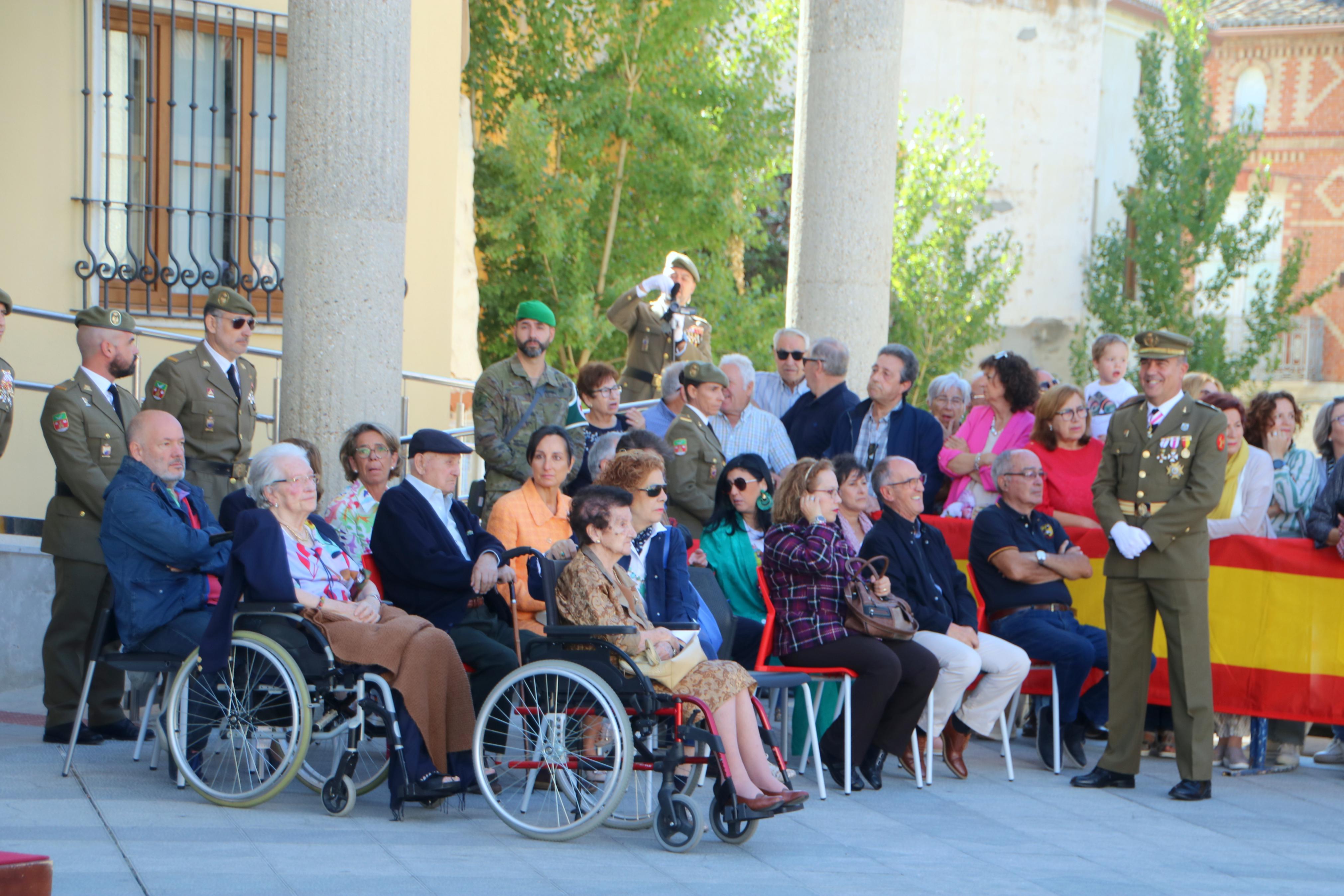 Alrededor de ochenta personas juran ante la Enseña Nacional