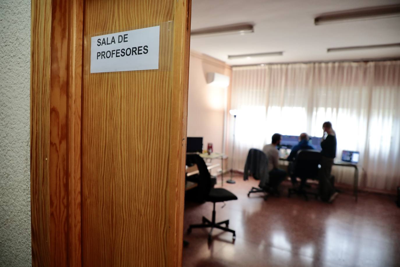 La antigua sala de profesores del Colegio Rosa Chacel ahora es la sala de montaje de la serie.