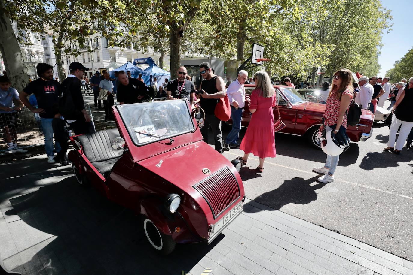 Algunos de los asistentes al Valladolid Motor Vintage paseando por la Acera de Recoletos