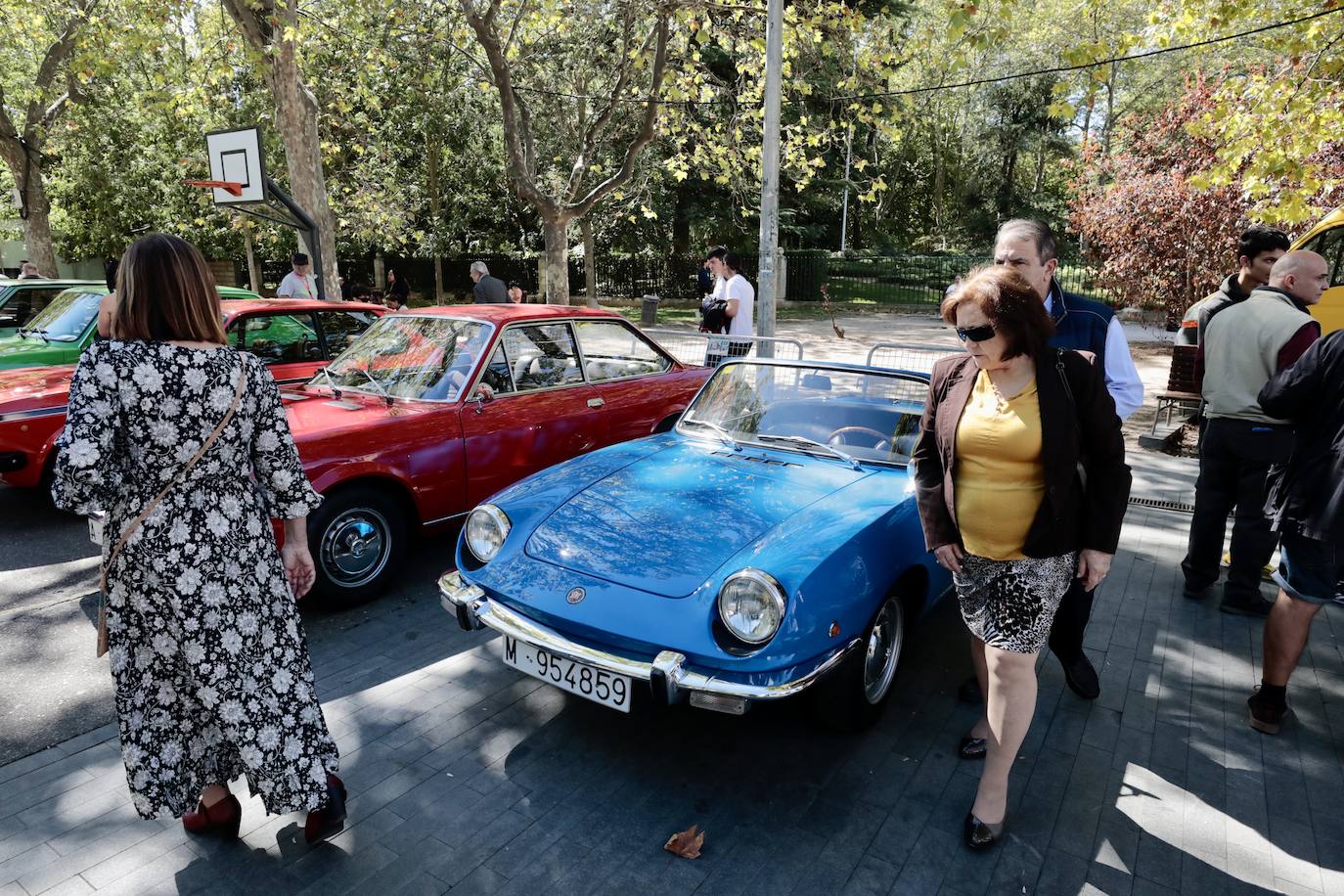 Algunos de los asistentes al Valladolid Motor Vintage paseando por la Acera de Recoletos