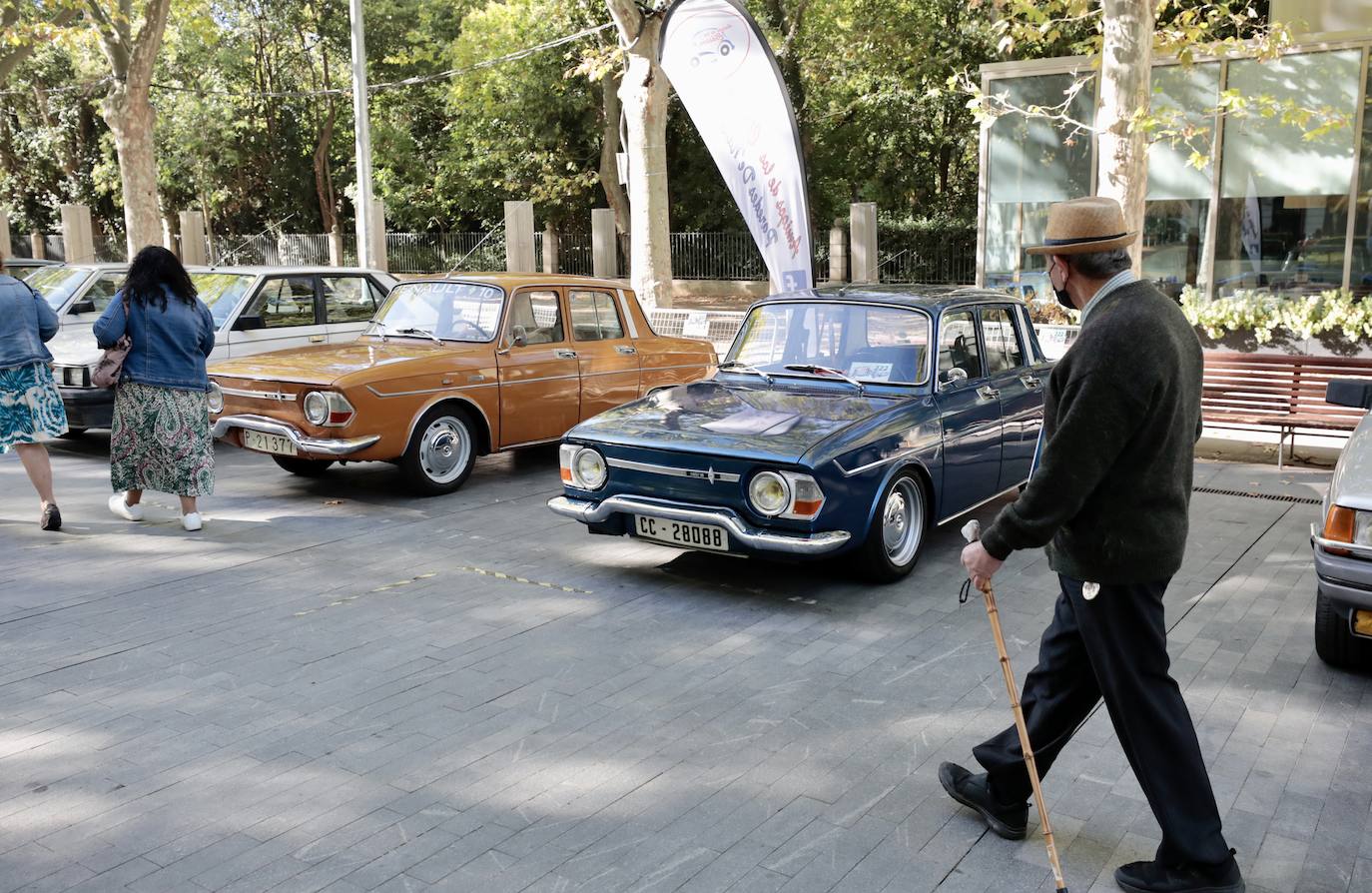 Algunos de los asistentes al Valladolid Motor Vintage paseando por la Acera de Recoletos